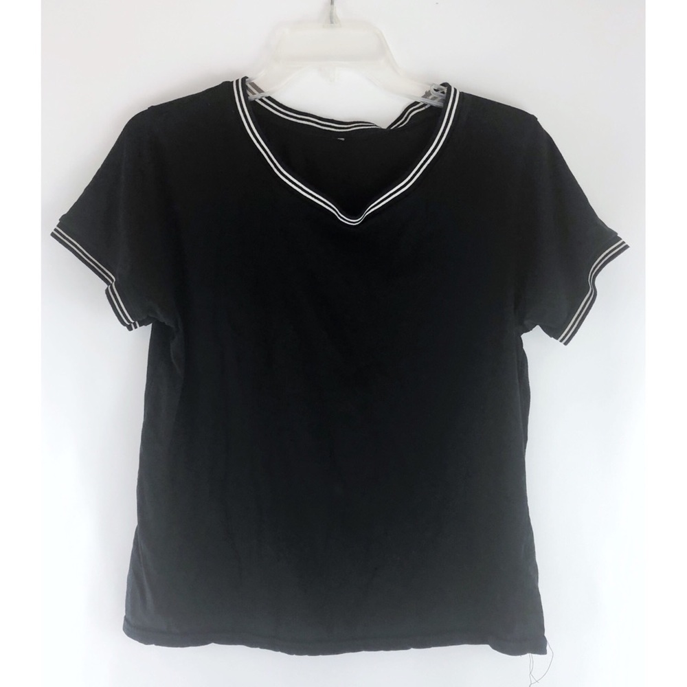SALE 3/$10 ✨ black striped cropped ringer tee
